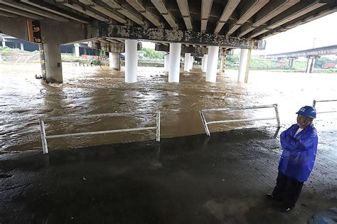 NDRRMC on red alert as heavy monsoon rains affect 7 regions .
